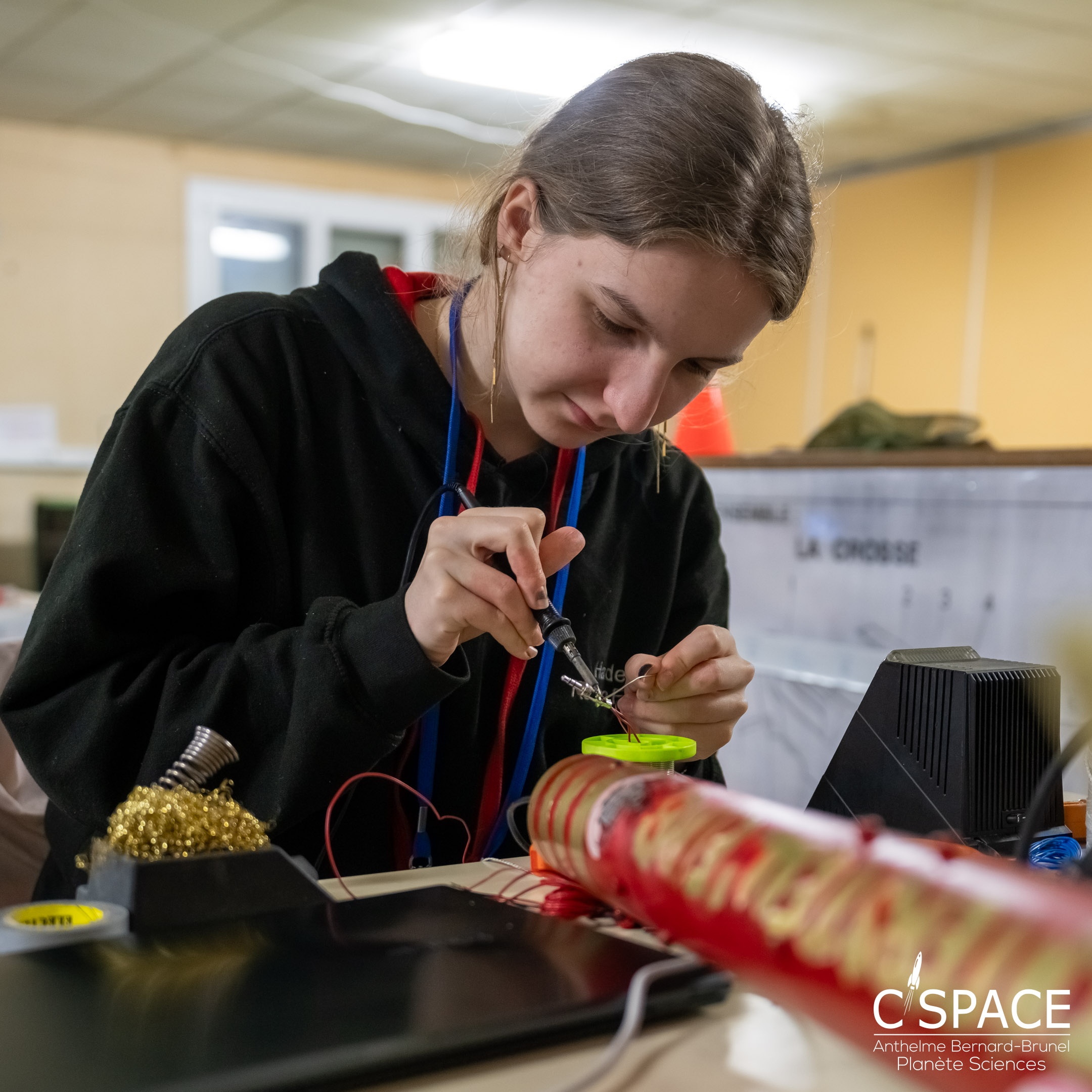 A limage des agences spatiales, les etudiants regroupes en club devront faire preuve desprit dequipe et cooperer avec leurs partenaires lors de la campagne annuelle du C'Space, du 6 au 13 juillet 2024. Pres de 200 participants se sont retrouves sur le camp militaire de Ger, pres de Tarbes, pour lancer des fusees experimentales pouvant mesurer jusqu'a 3 metres et atteindre 3 km d'altitude.