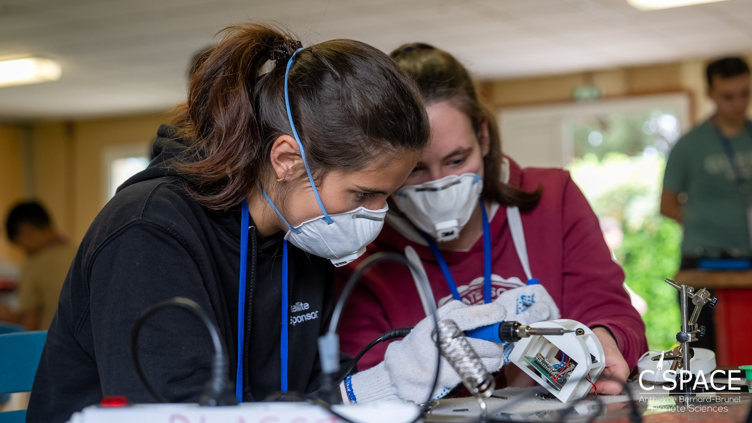 A limage des agences spatiales, les etudiants regroupes en club devront faire preuve desprit dequipe et cooperer avec leurs partenaires lors de la campagne annuelle du C'Space, du 6 au 13 juillet 2024. Pres de 200 participants se sont retrouves sur le camp militaire de Ger, pres de Tarbes, pour lancer des fusees experimentales pouvant mesurer jusqu'a 3 metres et atteindre 3 km d'altitude.