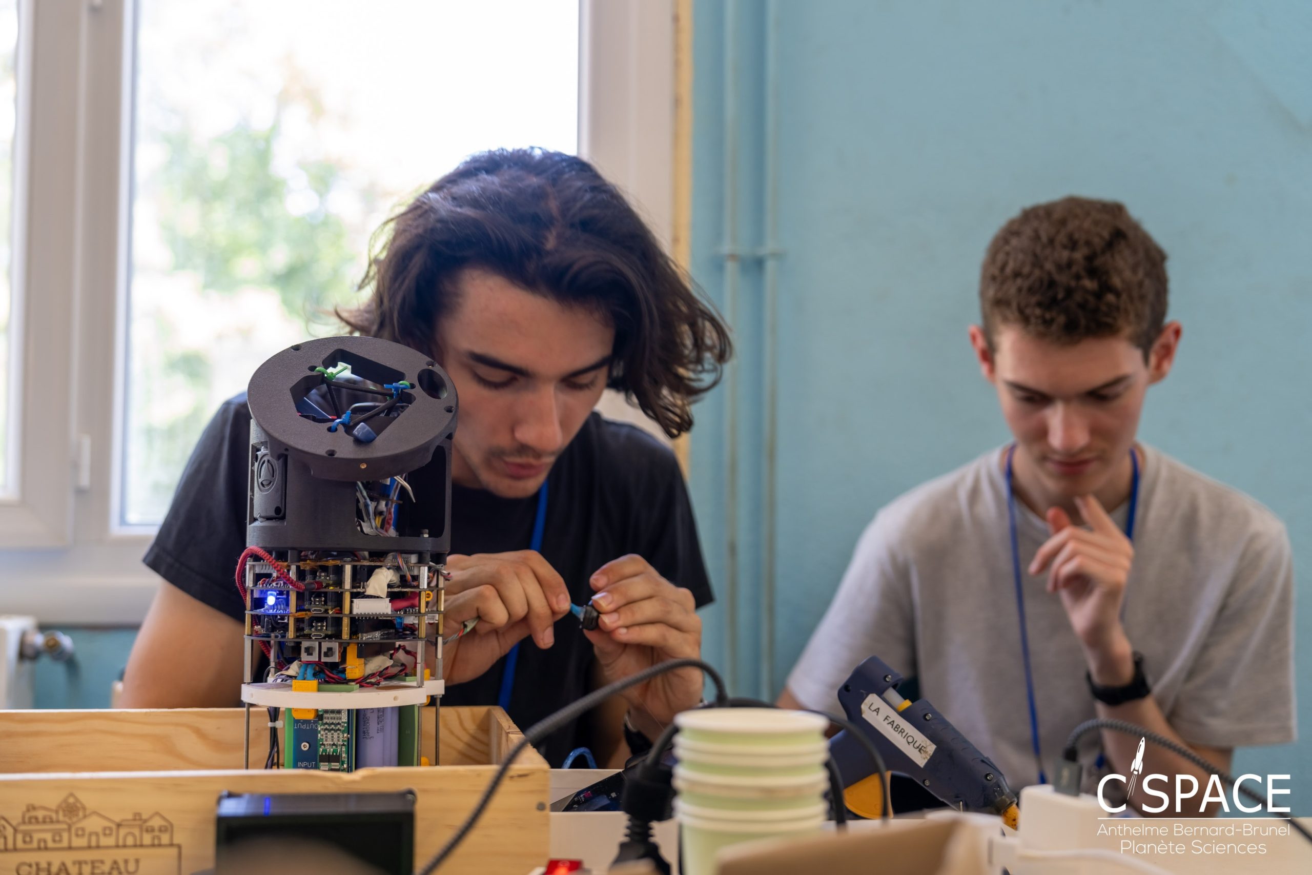 A limage des agences spatiales, les etudiants regroupes en club devront faire preuve desprit dequipe et cooperer avec leurs partenaires lors de la campagne annuelle du C'Space, du 6 au 13 juillet 2024. Pres de 200 participants se sont retrouves sur le camp militaire de Ger, pres de Tarbes, pour lancer des fusees experimentales pouvant mesurer jusqu'a 3 metres et atteindre 3 km d'altitude.